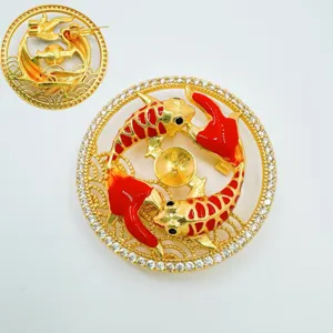 DIY koi vis metalen accessoire met strass steentjes en rode emaille voor sieraden en bandjes.