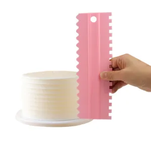 Vista detallada del raspador de pasteles con peine rosa para decorar los postres.