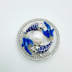 Gedetailleerd aanzicht van DIY parel strass horloge accessoire met blauwe emaille koi vis charm.