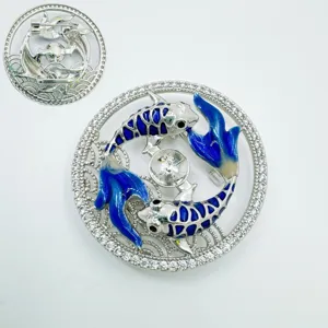 Gedetailleerd zicht strass blauwe emaille vis horloge band bedel DIY metalen sieraad.