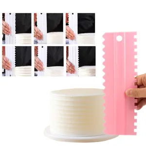 Set de raspadores de tarta de plástico rosa con borde de peine dentado para decoración de pasteles DIY.