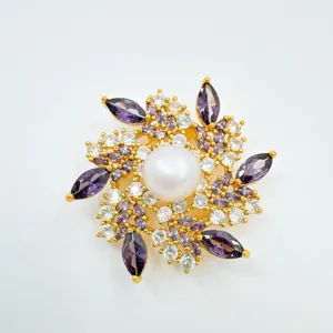 Prachtig DIY parel bloem sieraden accessoire met paarse zirkoon en goudkleurig metaal.