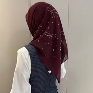 Foulard en mousseline avec nœuds en strass, couleur unie, vue arrière, détail élégant.