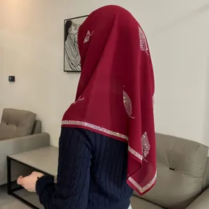 Κόκκινο σιφόν μαντήλι hijab με στρασάκια φύλλο κομψό αξεσουάρ κεφαλής κρύσταλλο γυναίκας