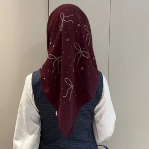 Foulard carré en mousseline avec nœuds strass, élégant hijab uni style rétro chic.