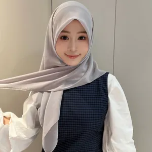 Vue de detail de foulard hijab en mousseline unie, accessoire elegant et leger pour femmes.