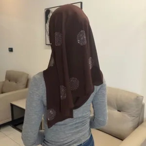 Bruine chiffon strass hijab hoofddoek detail weergave, elegante gewikkelde islamitische hoofddeksel.