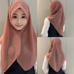 Vue détaillée du foulard en mousseline avec nœud en strass, élégant style uni préppy.