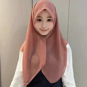 Hijab en mousseline rose pour femmes, voile musulman léger et accessoire élégant détail.