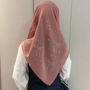 Foulard en mousseline rose avec nœuds en strass, hijab et grand châle chic printanier.