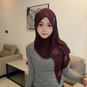 Gedetailleerd overzicht van de elegante strass-chiffon hijab met fijne kristalletjes en zachte val.
