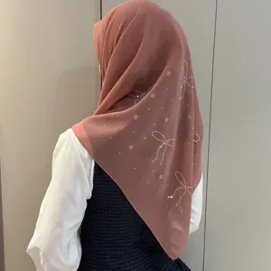 Vue détaillée foulard hijab en mousseline avec nœud strass, élégant châle pour femmes.