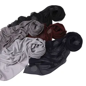 Gedetailleerd overzicht van chiffon strass patroon hijab sjaal voor vrouwen.