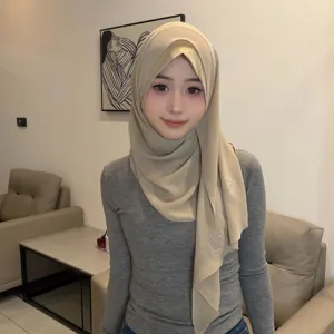 Gedetailleerd overzicht van de stijlvolle chiffon en kristal hennep hijab turbansjaal.