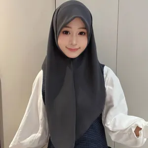 Vue détaillée du foulard en mousseline unie et élégante et de l'accessoire hijab.