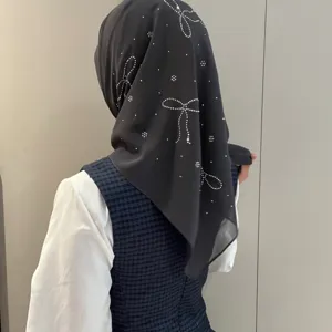 Foulard carré en mousseline noire avec strass nœud, hijab élégant et accessoire de tête stylé.