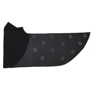 Detailopname van zwarte chiffon hijab met sprankelende strass-stippen en een zachte klep.