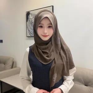 Gedetailleerd overzicht van de elegante effen chiffon kristallen linnen tulband hijab strass.