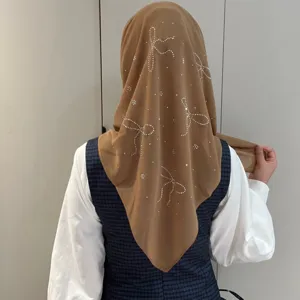 Foulard carré en mousseline avec nœud strass, élégant hijab unicolore pour femme style chic.