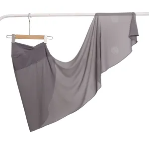 Grijze chiffon en kristallen linnen hijab sjaal met strass stippen, elegant detail.