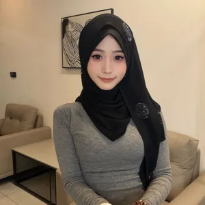 Details van de zwarte strass chiffon kristal linnen hijab met zachte textuur en elegante wrap.