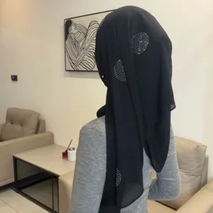 Zwarte strass hijab detailfoto, toont sprankelende kristal cirkel patronen op zachte chiffon.