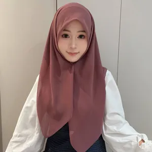 Vue détaillée d'un foulard hijab en mousseline mauve uni, accessoire de tête élégant pour femmes.