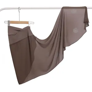 Gedetailleerd overzicht van bruine strass-polkadot kristal linnen chiffon gesplitste sjaal.