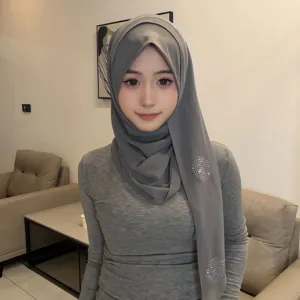 Gedetailleerde close-up van de elegante grijze hijab met strass-steentjes en kristallen linnen.