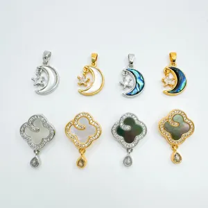 Pendentif lune et trèfle en nacre plaqué or détails d'accessoires de bijoux fins.