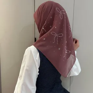Foulard en mousseline avec strass nœud, vue détaillée du hijab élégant unicolore.