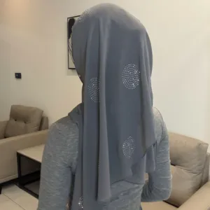 Grijs chiffon kristal linnen hijab met sprankelende strass stippen voor dames dagelijks.