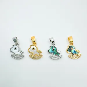 Détail pendentif cheval à bascule en nacre, bijou charme en cuivre plaqué or