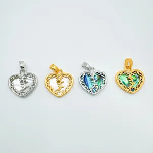 Quatre pendentifs cœur en nacre avec des cadres métalliques filigranes pour colliers.