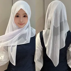 Foulard hijab blanc en mousseline avec nœuds en strass brillants, idéal pour look élégant.