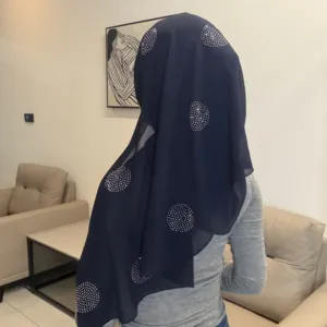 Gedetailleerd achteraanzicht van de donkerblauwe strass chiffon linnen hijab, elegante hoofddoek.