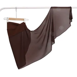 Bruine chiffon strass cirkel sjaal detailweergave, elegante wrap hijab accessoire.