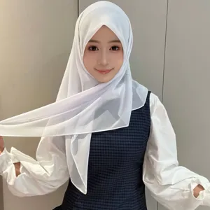 Foulard hijab blanc en mousseline pour femmes, élégant châle unitaire pour le printemps.