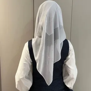 Élégant foulard en mousseline blanche avec design de nœud en strass, accessoire de mode polyvalent.