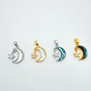 Vue détaillée de quatre pendentifs exquis lune et étoile avec de la nacre et coquillage.