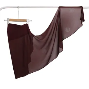 Wijnrode chiffon kristalhennep sjaal met strass cirkels elegante hoofddoek voor dames.