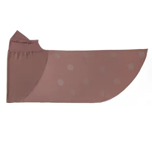 Elegante bruine hoofddoek met strass-stippen en zachte klep voor dagelijks gebruik.