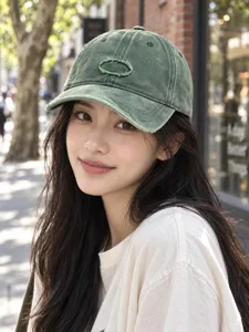 Primer plano detallado de la gorra de béisbol vintage verde lavada con parche bordado y visera.