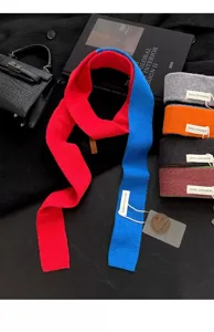 Nuova sciarpa in maglia stretta bicolore in misto lana e cashmere per il commuting quotidiano.