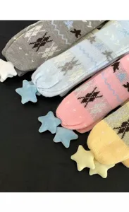 Vue détaillée d'écharpes d'hiver en tricot épais avec motif jacquard et adorables étoiles.