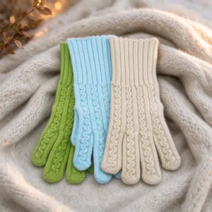 Guantes de punto acogedores en verde azul y beige para calidez en otoño e invierno.