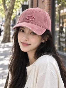 Gorra de béisbol rosa desgastada con logo bordado, estilo casual urbano para mujeres.