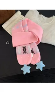 Détail écharpe tricotée rose, style doux motif jacquard étoiles avec adorables pendentifs.