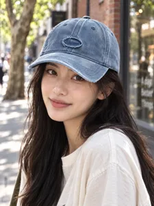 Gorra de béisbol de denim lavado y desgastado con logotipo bordado y visera curvada clásica.