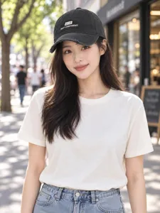Dettaglio di un berretto da baseball nero slavato in stile coreano con ricamo personalizzato.